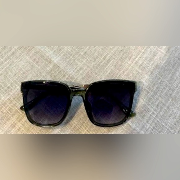 Women’s Tommy Hilfiger "Gaga" Cat Eye Sunglasses Silver Green & Smoke Gradient - Picture 1 of 4